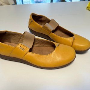 Yellow Clarks Mary Jane. Slightly used. Size 10M